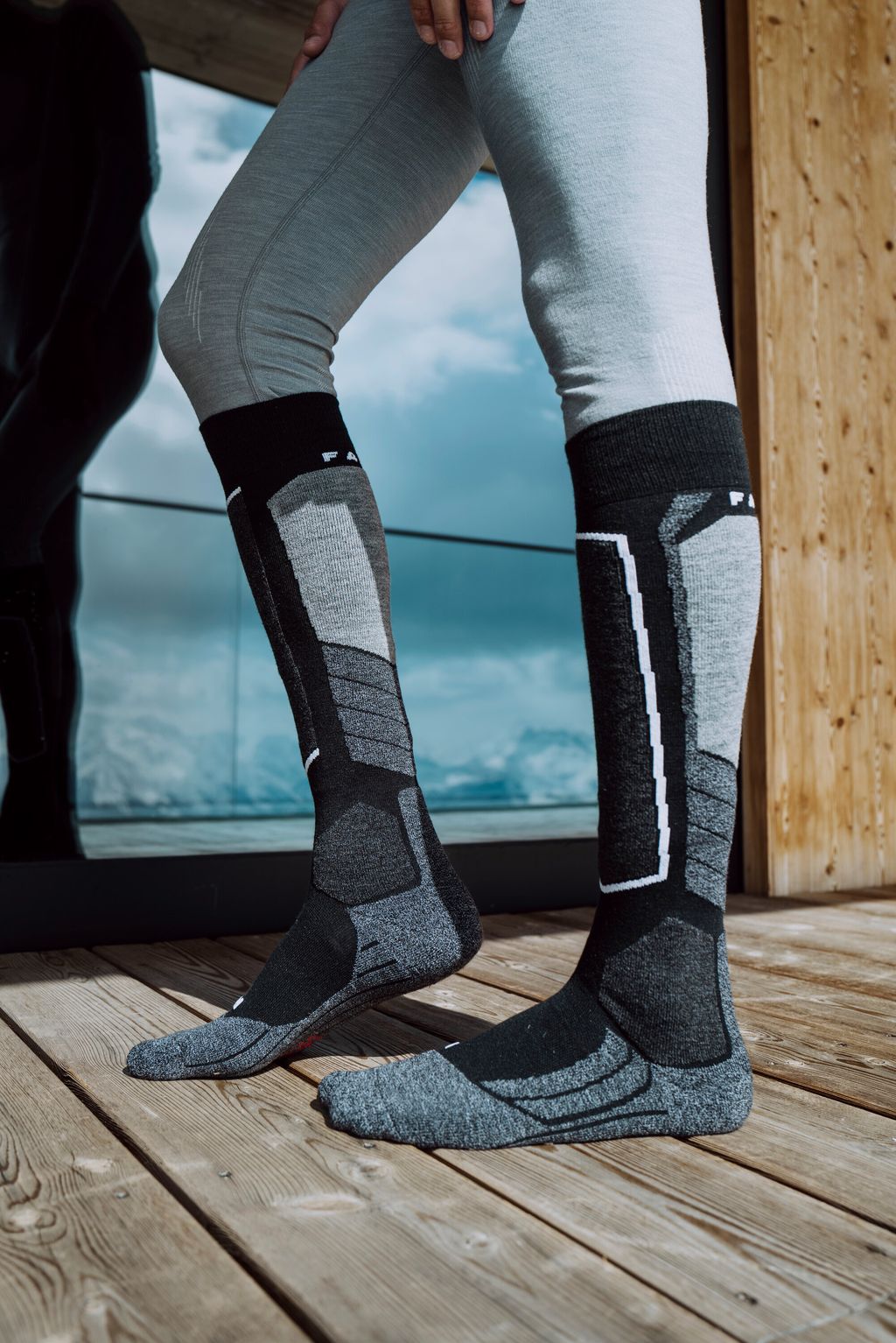 SK2 Intermediate Men Skiing Knee High Socks